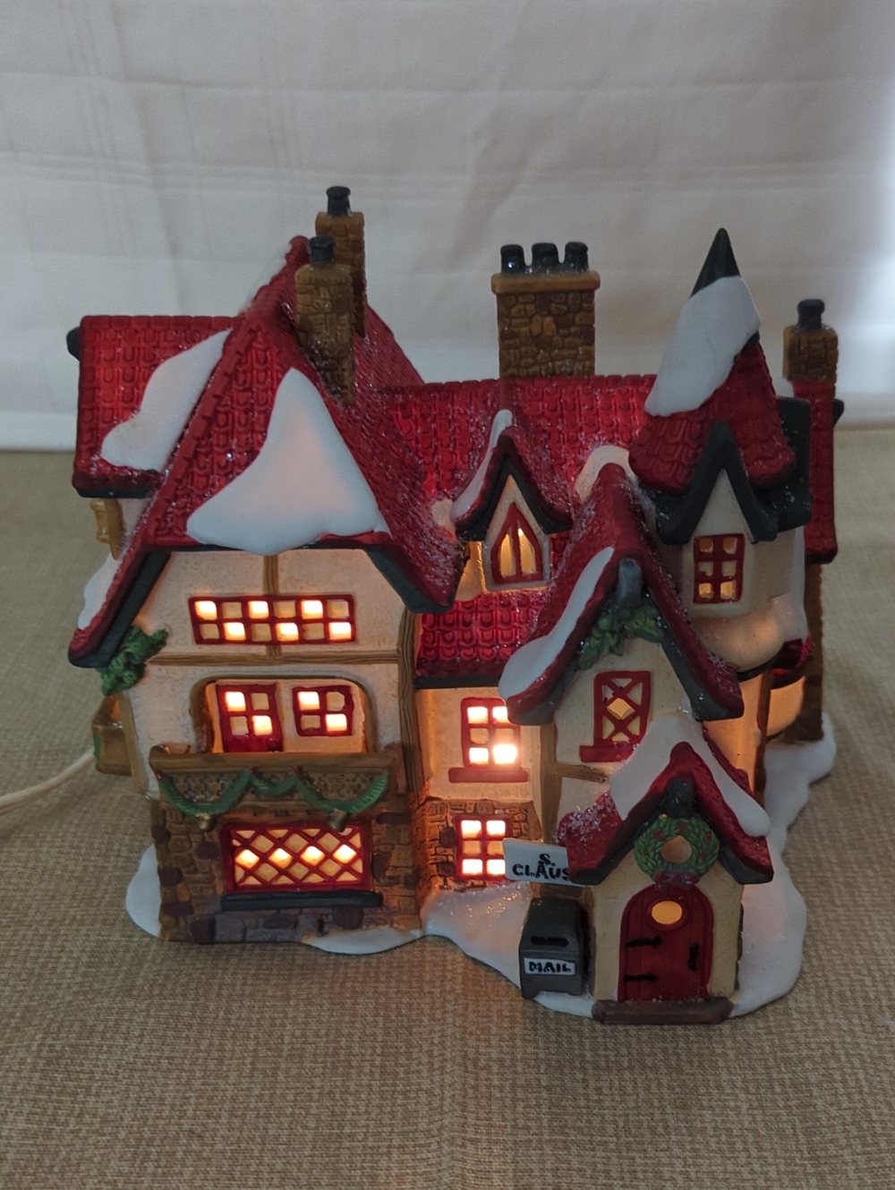 SANTA'S WORKSHOP # 56006 DEPARTMENT 56 NORTH POLE SERIES RETIRED